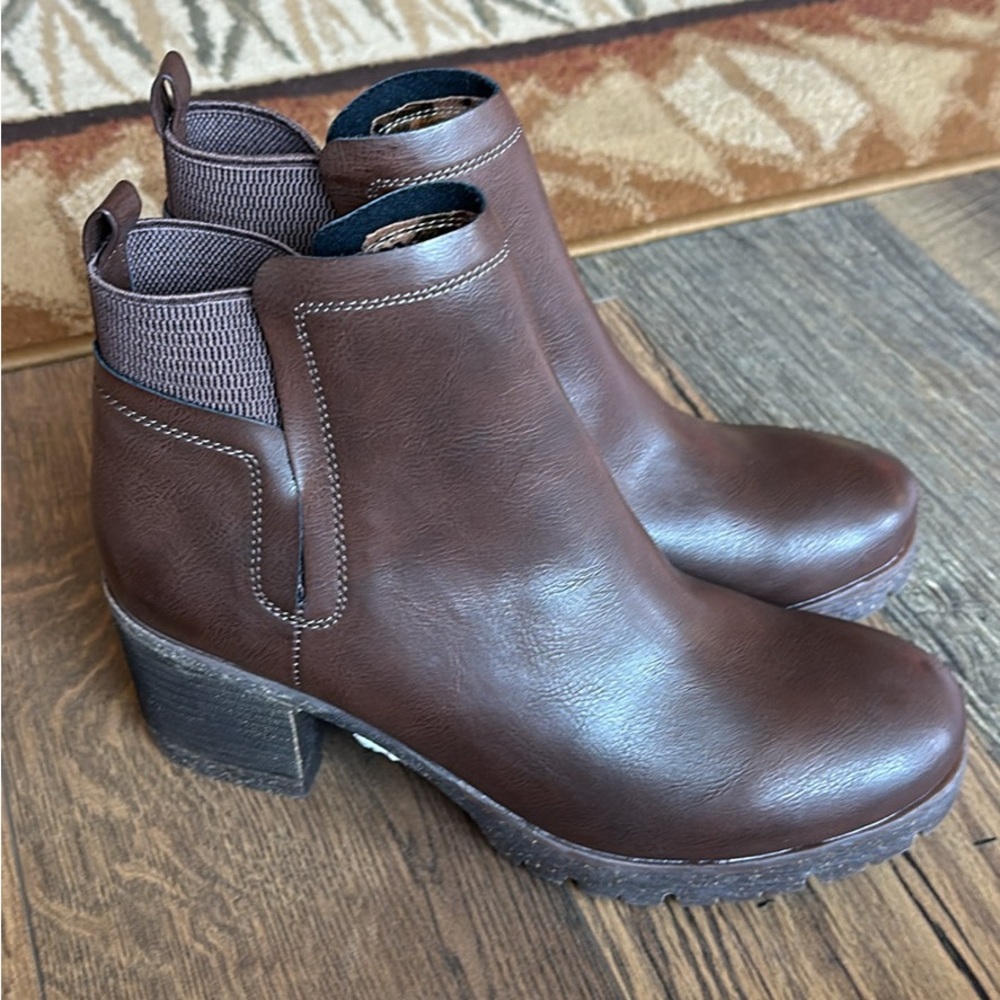 Korks boots brand new size 10